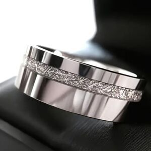 Luxurious men's wedding band